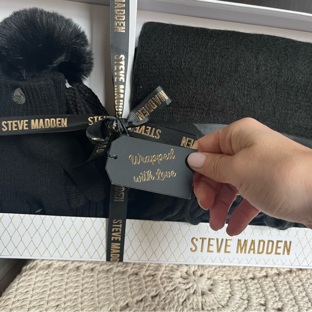Steve Madden Black Hat, Gloves and Scarf Gift Set. New in Box - Picture 4 of 6